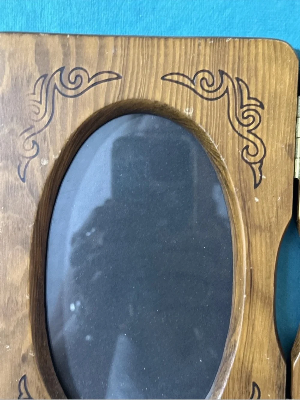 Unique VINTAGE Bi-fold PHOTO FRAME Wood Oval carved 4x7